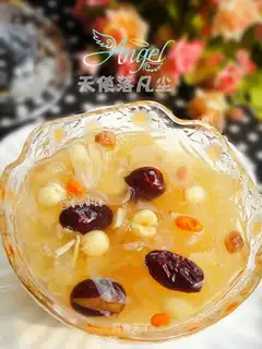 Red dates, white fungus and lotus seed soup