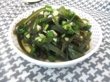 Shredded seaweed salad