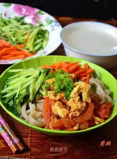 Hand-rolled noodles with eggs and vegetables