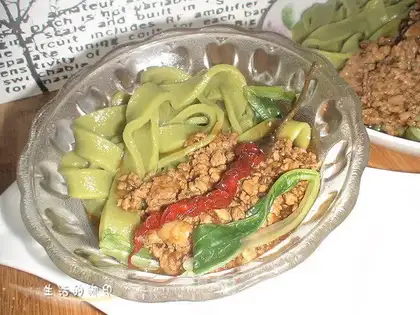 Pulled noodles with emerald meat sauce