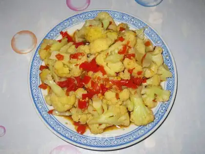 stir-fried cauliflower with chopped pepper