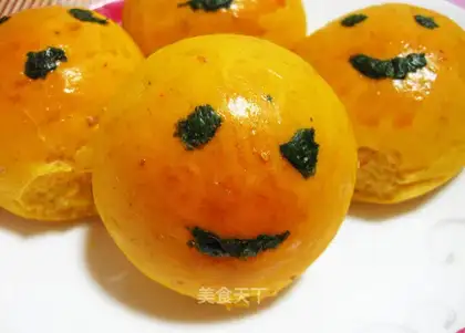 wolfberry smiley face bun