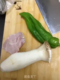 Make Fried pork slices with green pepper and mushroom step 0