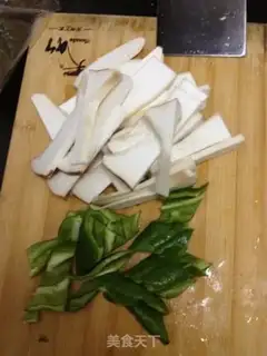 Make Fried pork slices with green pepper and mushroom step 1