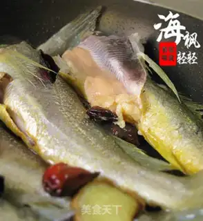 Make Braised yellow croaker in soy sauce step 4