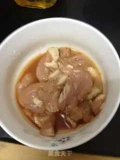 Make Fried pork slices with green pepper and mushroom step 2