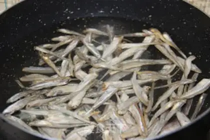 Make Maotai-flavored dried fish step 1
