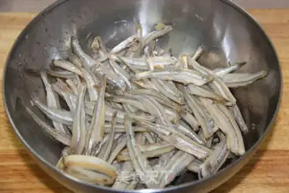 Make Maotai-flavored dried fish step 2