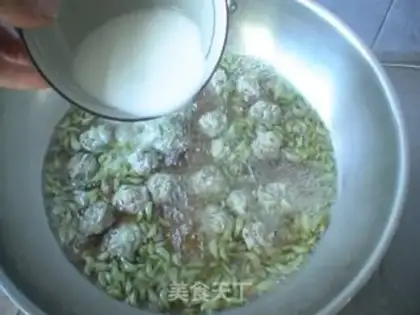 Make Sophora japonica meatball soup step 14