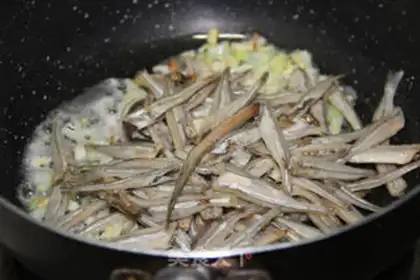 Make Maotai-flavored dried fish step 7
