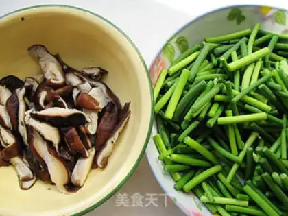 Make stir-fried shredded pork with mushrooms and garlic sprouts step 0