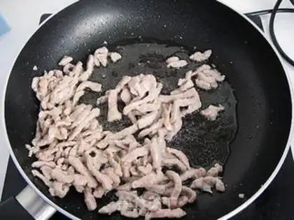 Make stir-fried shredded pork with mushrooms and garlic sprouts step 4