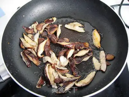 Make stir-fried shredded pork with mushrooms and garlic sprouts step 5