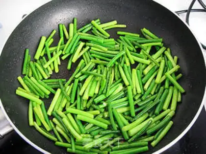 Make stir-fried shredded pork with mushrooms and garlic sprouts step 6