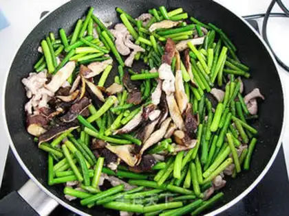 Make stir-fried shredded pork with mushrooms and garlic sprouts step 7