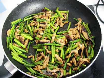 Make stir-fried shredded pork with mushrooms and garlic sprouts step 8