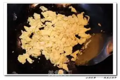 Make Scrambled eggs with purple-backed vegetables step 1