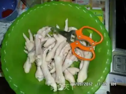 Make Pickled pepper sweet and sour chicken feet step 1