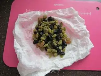 Make Whole wheat red dates grape bread step 2