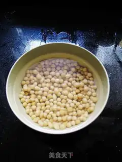 Make Tomato, soybean and pig skin soup step 1