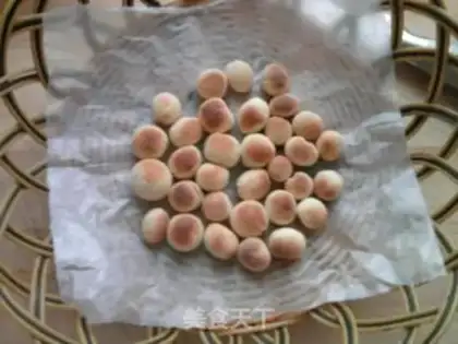 Make Shanzhai version of small steamed buns step 8