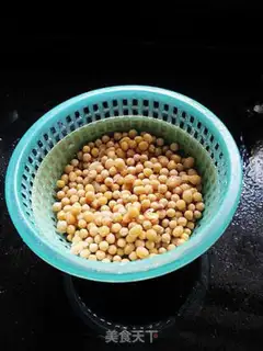 Make Tomato, soybean and pig skin soup step 2