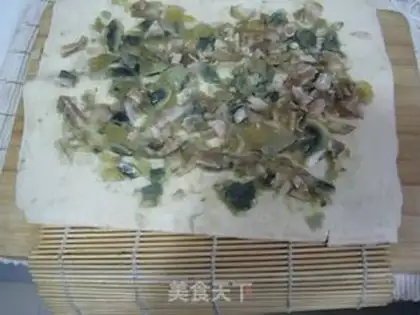 Make Qianzhang preserved egg meat roll step 1