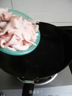 Make Tomato, soybean and pig skin soup step 4