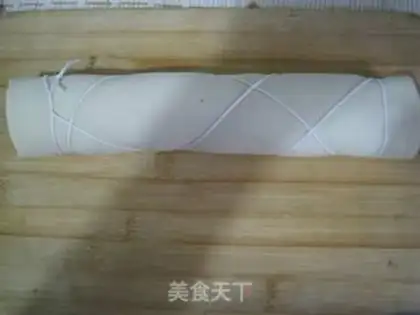 Make Qianzhang preserved egg meat roll step 2