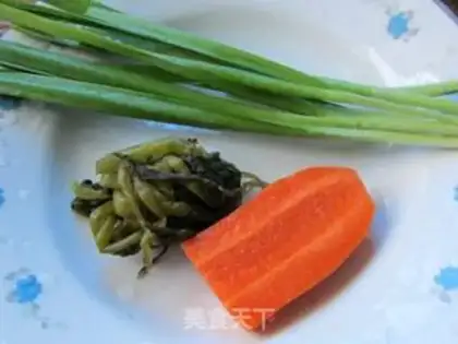 Make stir-fried bean dregs with leeks and pickles step 0