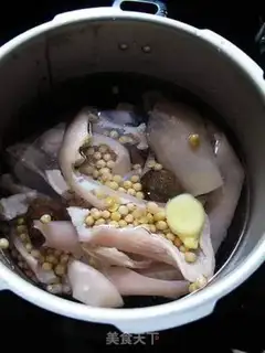 Make Tomato, soybean and pig skin soup step 6