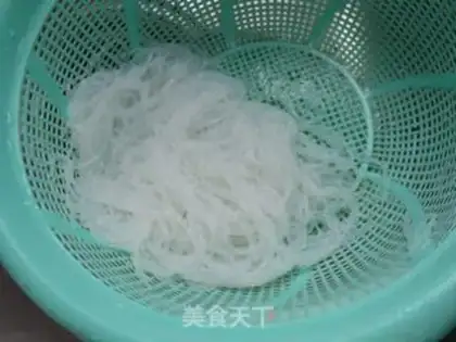Make stir-fried vermicelli with cabbage step 1