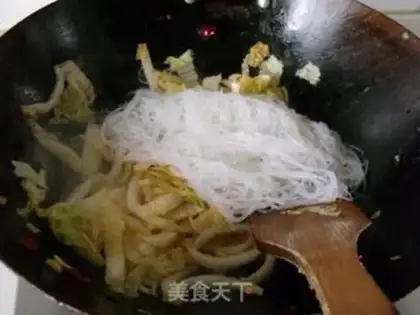 Make stir-fried vermicelli with cabbage step 4