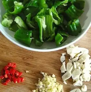 Make stir-fried omelette with black pepper step 3