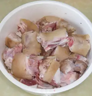 Make Maotai-flavored trotters step 0