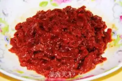 Make Stir fried shredded beef with pickled ginger step 1