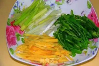 Make Stir fried shredded beef with pickled ginger step 2