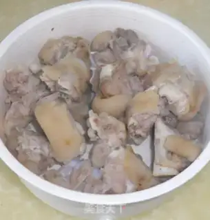 Make Maotai-flavored trotters step 2