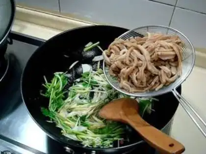 Make Fried shredded belly with coriander step 4