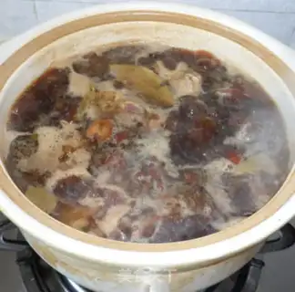 Make Maotai-flavored trotters step 3