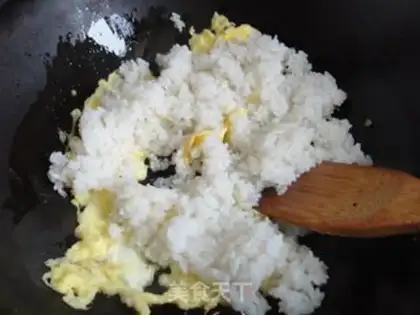 Make Chinese toon egg fried rice step 3