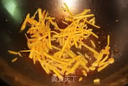 Make Stir fried shredded beef with pickled ginger step 4