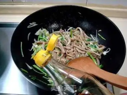 Make Fried shredded belly with coriander step 5