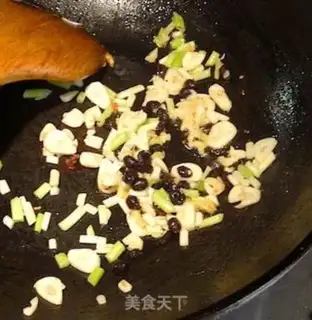 Make stir-fried omelette with black pepper step 7
