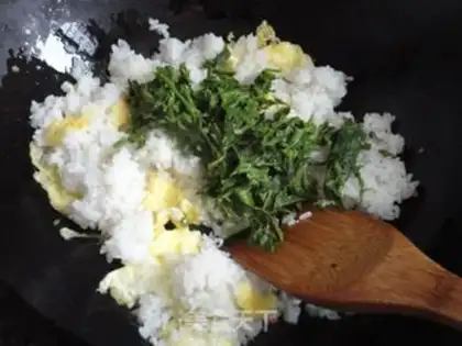 Make Chinese toon egg fried rice step 4