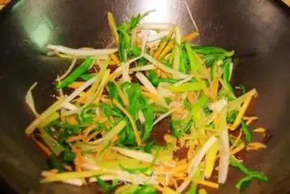 Make Stir fried shredded beef with pickled ginger step 5