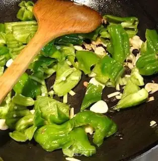 Make stir-fried omelette with black pepper step 8