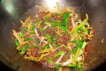Make Stir fried shredded beef with pickled ginger step 6