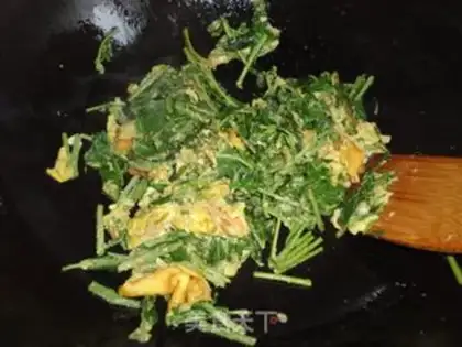 Make Scrambled eggs with Chinese toon step 4