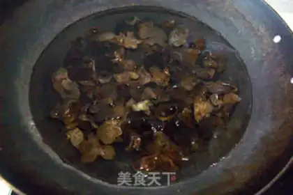 Make Black fungus fried cucumber step 5